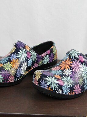 ANYWEAR | Women's Clogs | Size 7 | Floral | Slip Resistant | Cushion Insole